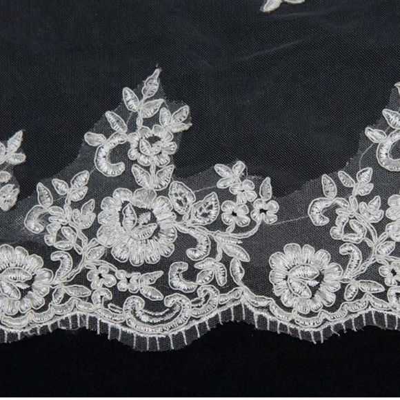 Wedding Veil Lace Edge Bridal Veil with Comb - Picture 2 of 4